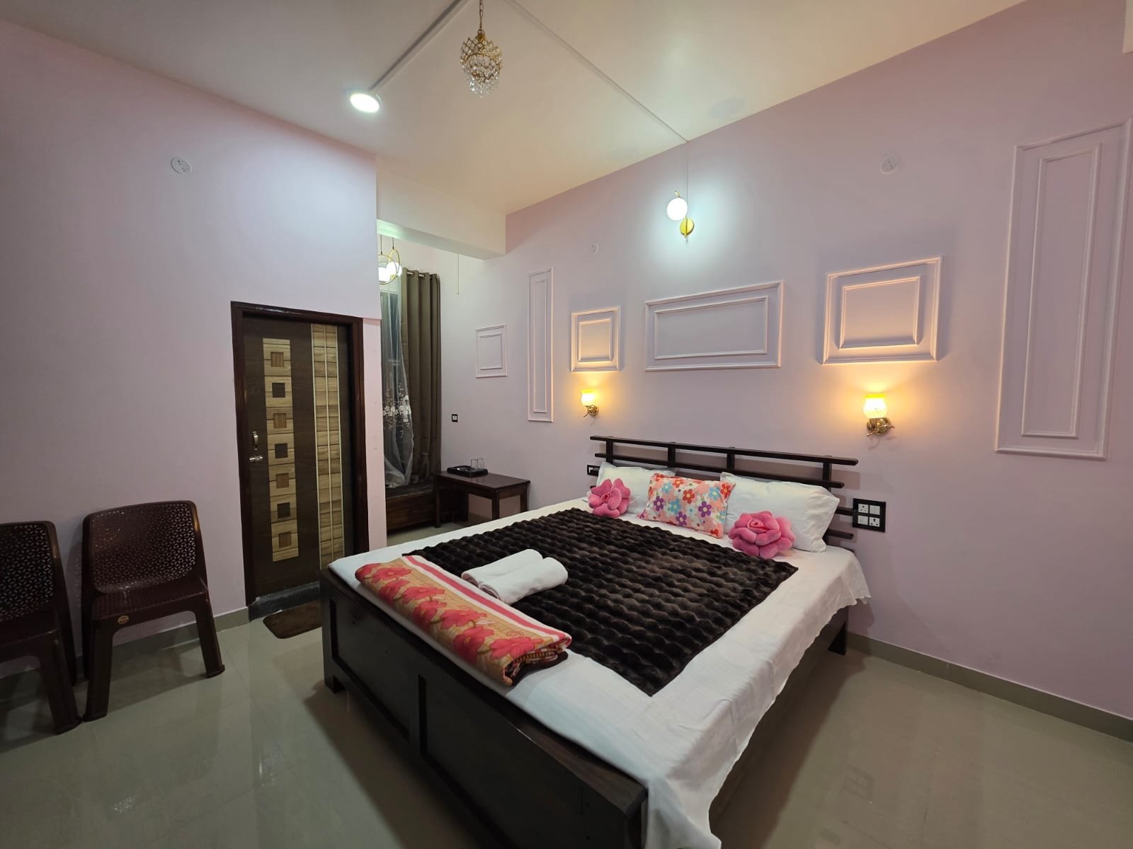 Modern room setup ideal for short family and couple stays in Jang